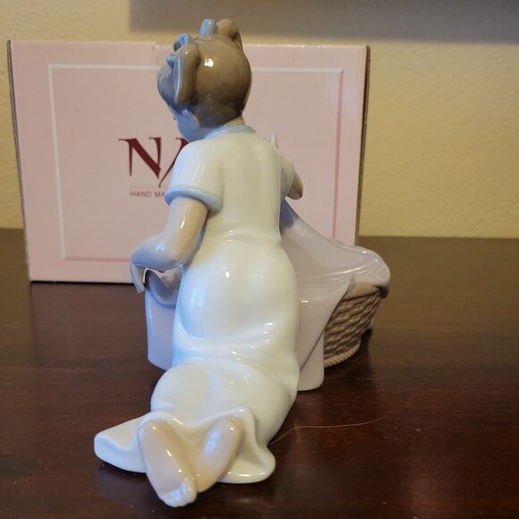 NAO by Lladro Figurine "It's Time to Sleep" Girl With Dog in Basket #1417 - Picture 5 of 9